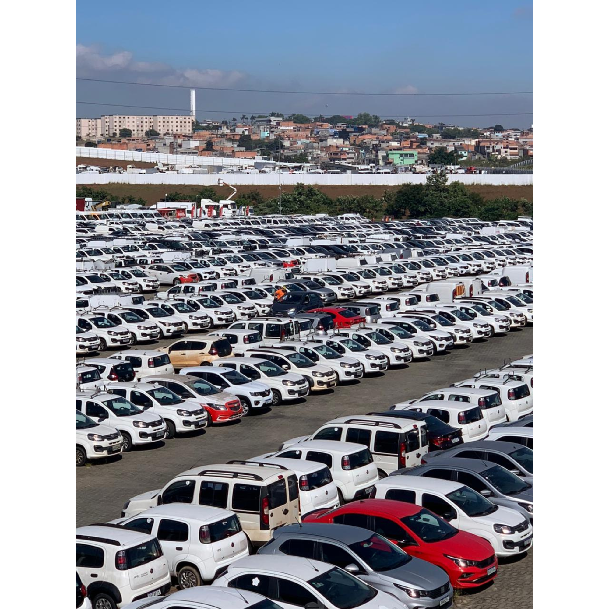 Pátio amplo de veículos de repasse e frotas Trade Car